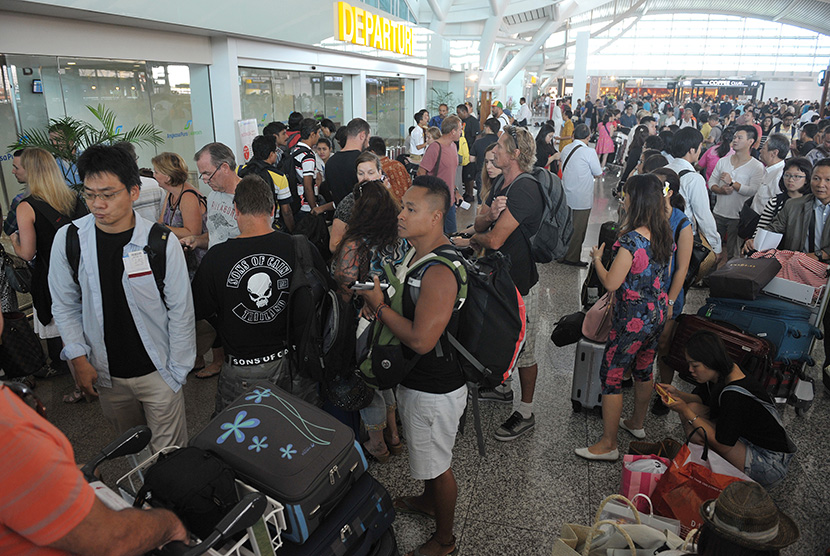  Sejumlah warga negara asing menunggu informasi keberangkatan penerbangannya setelah adanya penutupan semua penerbangan di Terminal Internasional Bandara Ngurah Rai, Denpasar, Jumat (10/7).  (Antara/Nyoman Budhiana)