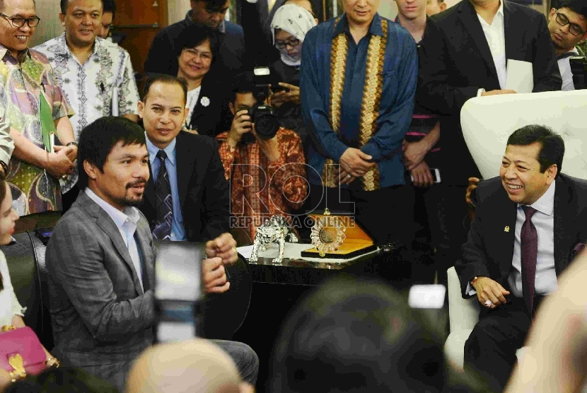   Ketua DPR RI, Setya Novanto saat menerima kunjungan petinju asal Filipina, Manny Pacquiao didampingi Wakil Ketua DPR RI Fadli Zon di Gedung DPR RI, Jakarta, Jumat (10/7).  (Republika/Rakhmawaty La'lang)