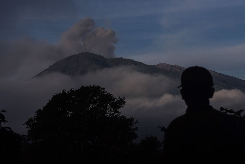 Petugas mengamati Gunung Raung yang masih mengeluarkan debu vulkanik dari Pos 11 Megasari, Botolinggo, Bondowoso, Jawa Timur, Sabtu (11/7) dini hari.