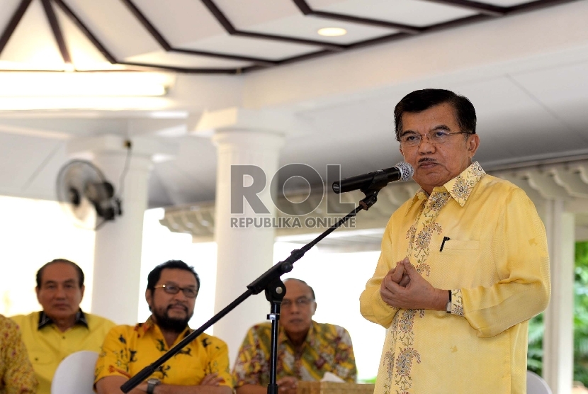  Wakil Presiden RI Jusuf Kalla memberikan paparan saat pertemuan islah di Jakarta, Sabtu (11/7). (Republika/Wihdan)