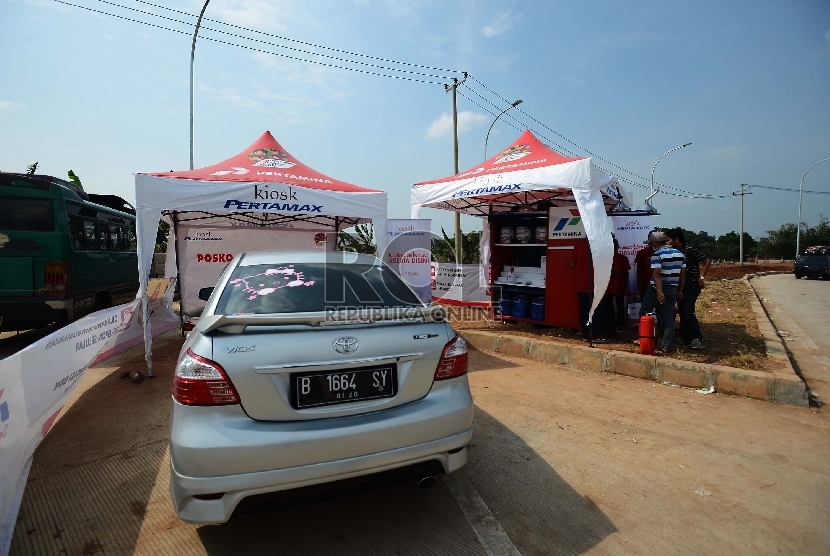 Seorang pemudik membeli bensin pertamax eceran di rest area jalan tol Cipali Km 86, Jawa Barat, Sabtu (11/7).  (Republika/Raisan Al Farisi)