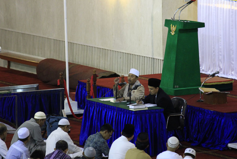  Suasana ceramah di Masjid Istiqlal, Jakarrta Pusat, Sabtu (11/7).  (foto : MgROL_46)