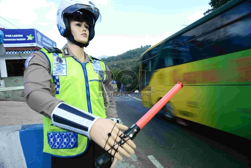 Sejumlah patung polisi dipasang Satuan Lalu Lintas Polres Bandung di Pos Polisi Tanjakan Nagrek, Kabupaten Bandung, Jawa Barat, Ahad (12/7).  (Republika/Rakhmawaty Lalang)