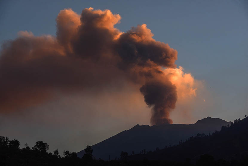 Interval Letusan Gunung Raung Diperkirakan Hingga 2,5 Tahun. Gunung Raung mengeluarkan awan panas terlihat dari Desa Melaten, Bondowoso, Jawa Timur.