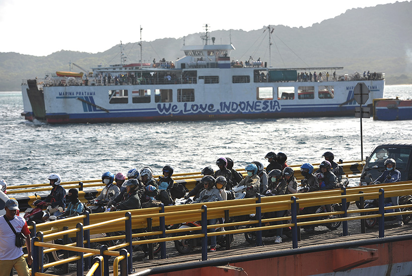 Sejumlah pemudik bersepeda motor antre masuk ke kapal ferry pada H-4 Lebaran di Pelabuhan Gilimanuk, Jembrana, Bali, Senin (13/7).   (Antara//Nyoman Budhiana)