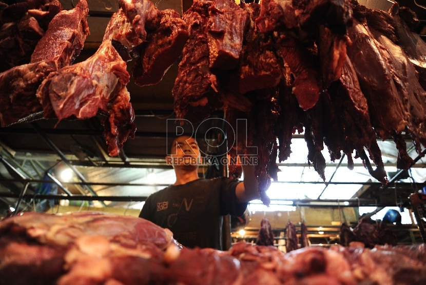  Pedagang sedang memotong bagian daging di pasar tradisional, Jakarta, Senin (13/7).   (Republika/Tahta Aidilla)