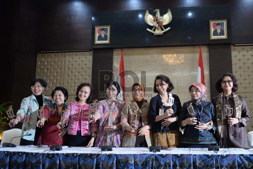  (dari kiri) Anggota Pansel KPK Betti S Alisjahbana bersama Ketua Pansel KPK Destry Damayanti menunjukan daftar lolos seleksi tahap II usai konferensi pers di Gedung Setneg, Jakarta, Selasa (14/7).  (Republika/Wiihdan Hidayat)