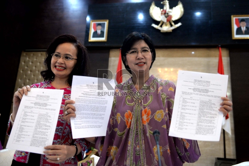  (dari kiri) Anggota Pansel KPK Betti S Alisjahbana bersama Ketua Pansel KPK Destry Damayanti menunjukan daftar lolos seleksi tahap II usai konferensi pers di Gedung Setneg, Jakarta, Selasa (14/7).   (Republika/Wiihdan Hidayat)