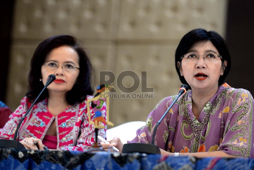  (dari kiri) Anggota Pansel KPK Betti S Alisjahbana bersama Ketua Pansel KPK Destry Damayanti saat konferensi pers di Gedung Setneg, Jakarta, Selasa (14/7).   (Republika/Wiihdan Hidayat)