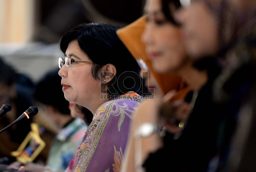  Ketua Pansel KPK Destry Damayanti (tengah) menghadiri konferensi pers di Gedung Setneg, Jakarta, Selasa (14/7).  (Republika/Wiihdan Hidayat)