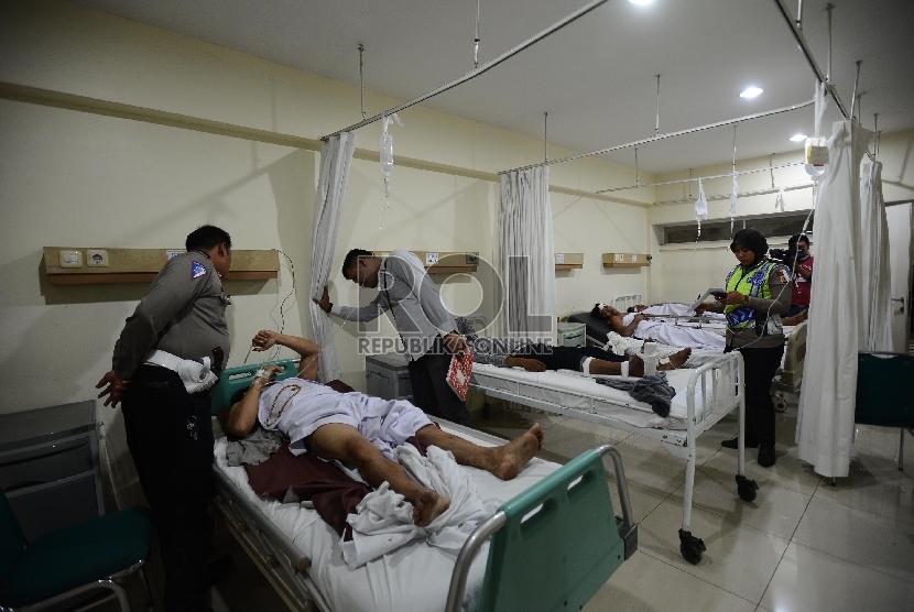 Petugas kepolisian mendata korban kecelakaan di Rumah Sakit Mitra Plumbon, Cirebon Jawa Barat.
