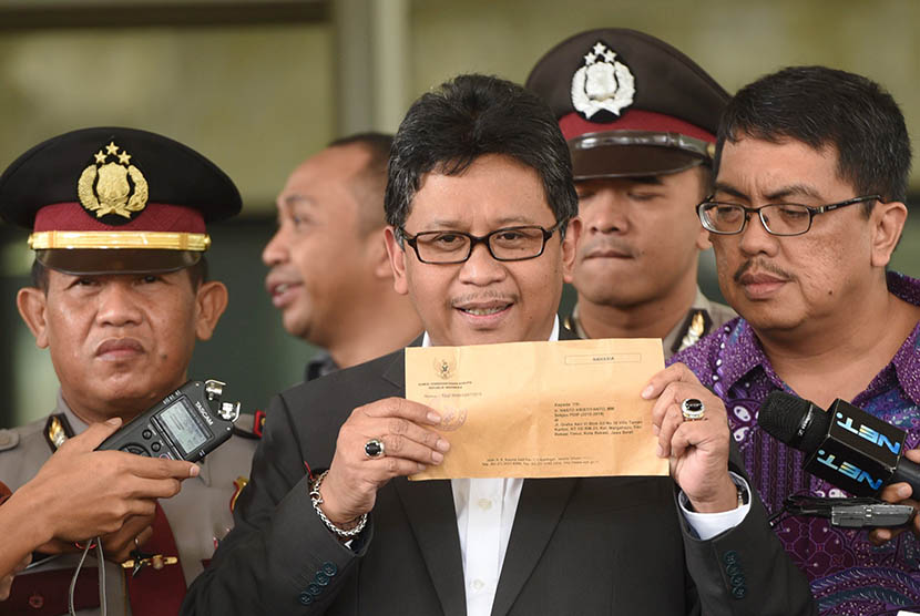 Sekjen PDI Perjuangan Hasto Kristiyanto menunjukkan surat panggilan KPK usai diperiksa di Jakarta, Rabu (15/7).     (Antara/Akbar Nugroho Gumay)