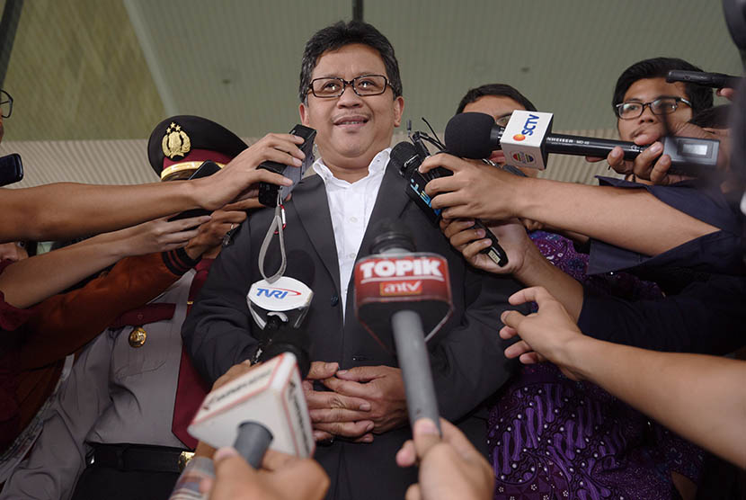   Sekjen PDI Perjuangan Hasto Kristiyanto memberikan keterangan kepada media usai diperiksa oleh KPK di Jakarta, Rabu (15/7).  (Antara/Akbar Nugroho Gumay)