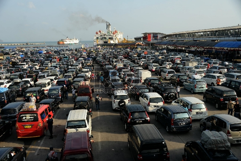 Ratusan kendaraan pemudik yang akan menyeberang ke Sumatera mengantre masuk kapal feri di Pelabuhan Merak, Banten, Rabu (15/7).  (Republika/Prayogi)