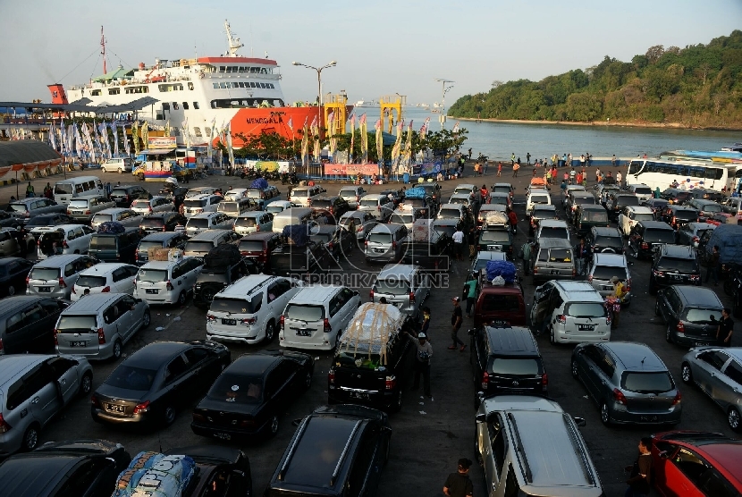 Ratusan kendaraan pemudik yang akan menyeberang ke Sumatera mengantre masuk kapal feri di Pelabuhan Merak, Banten, Rabu (15/7).  (Republika/Prayogi)