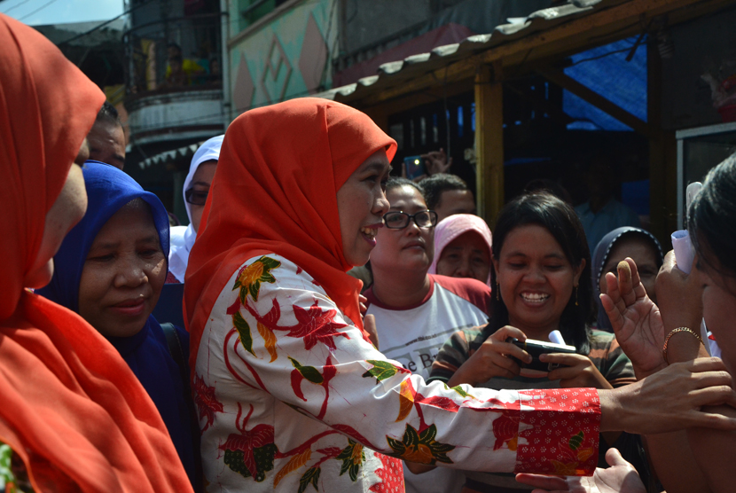  Menteri Sosial Khofifah Indar Parawansa saat menyaksikan penyaluran bingkisan sembako bagi masyarakat yang membutuhkan  di Kelurahan Angke, Kecamatan Tambora, Jakarta Barat, Rabu (15/7).  (foto : MgROL_45)