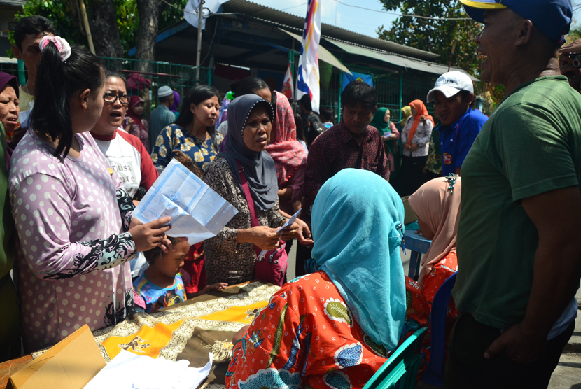  Alfamart menyalurkan bingkisan sembako bagi masyarakat yang membutuhkan  di Kelurahan Angke, Kecamatan Tambora, Jakarta Barat, Rabu (15/7).  (foto : MgROL_45)