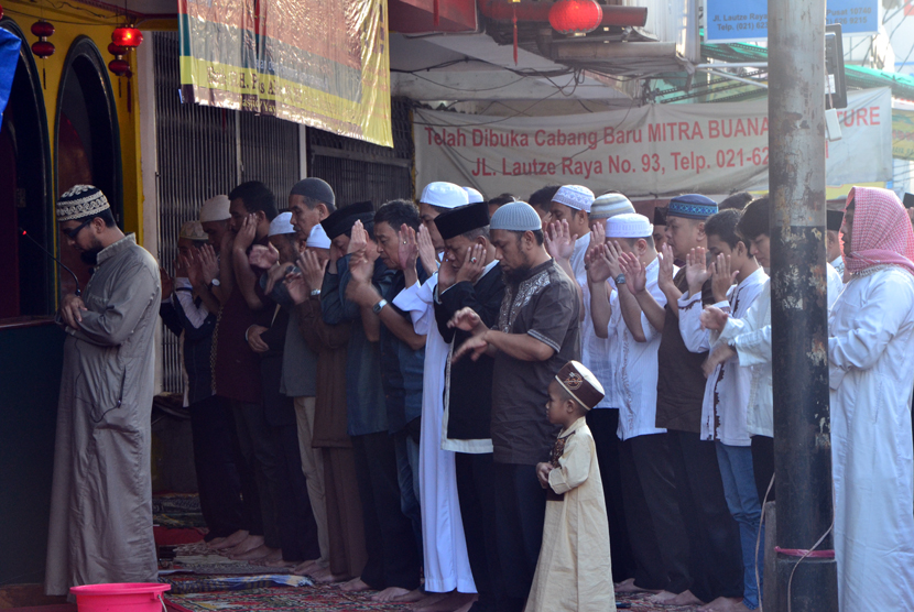  Umat Islam melaksanakan shalat Idul Fitri di Masjid Lautze di Sawah Besar, Jakarta, Jumat (17/7). (foto : MgROL_45)