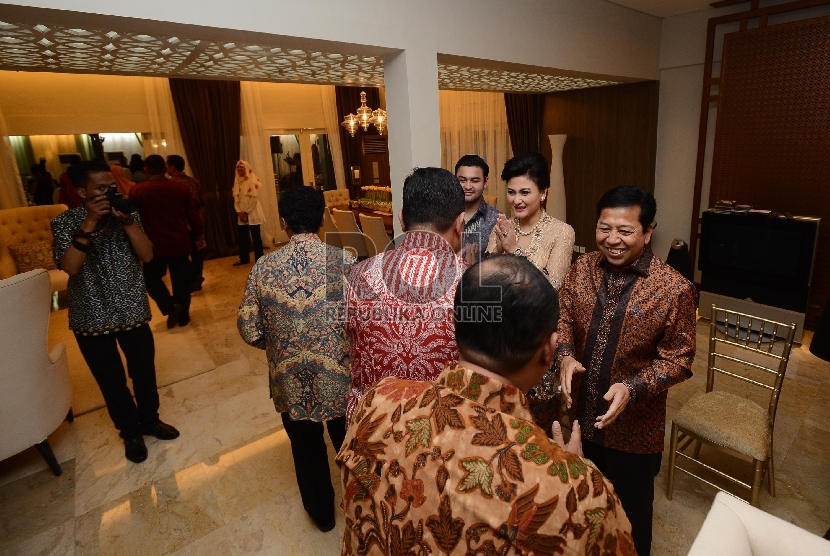 Ketua DPR Setya Novanto beserta keluarga menyalami kerabat yang datang ke acara Open House di kediaman Ketua DPR, Jakarta Selatan, Jumat (17/7).  (Republika/Raisan Al Farisi)