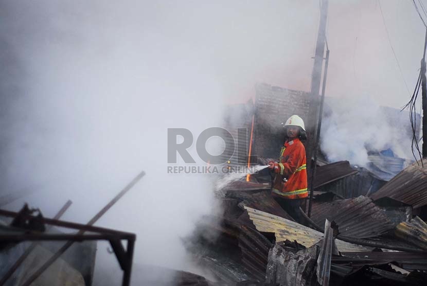  Petugas pemadam kebakaran mencoba memadamkan api yang membakar pasar Gedebage, Kota Bandung, Senin (20/7).  (foto : Septianjar Muharam)