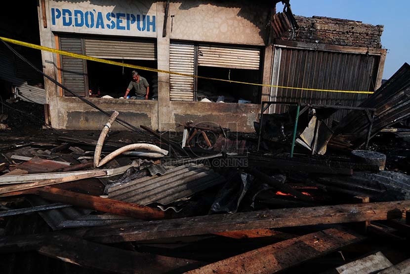  Seorang pedagang mencari sisa barang yang masih utuh dan terpakai usai padamnya api yang membakar pasar Gedebage, Kota Bandung, Senin (20/7).  (foto : Septianjar Muharam)