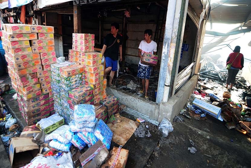  Sejumlah pedagang mencari sisa barang yang masih utuh dan terpakai usai padamnya api yang membakar pasar Gedebage, Kota Bandung, Senin (20/7).  (foto : Septianjar Muharam)