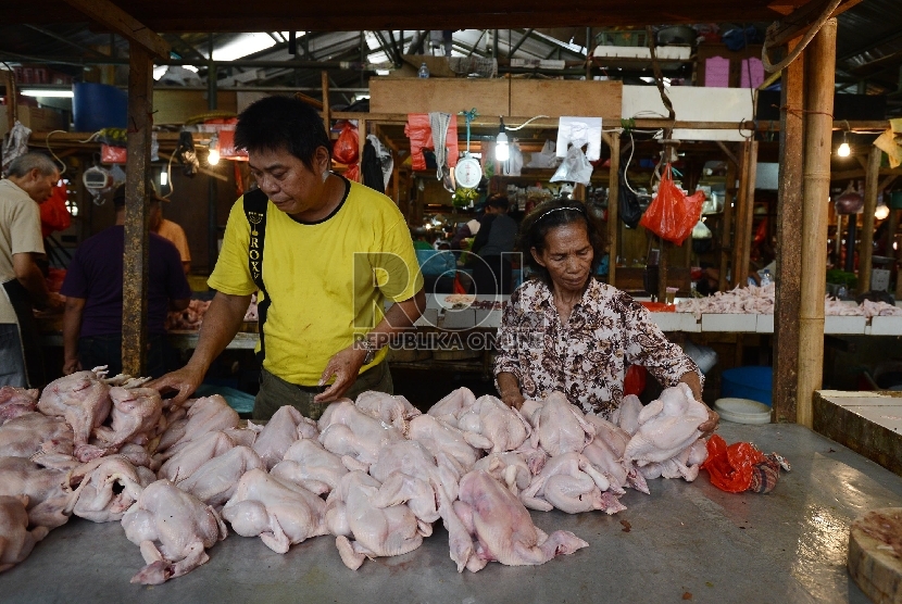 Pedagang menawarkan ayam kepada konsumen di Pasar Senen, Jakarta Pusat, Senin (20/7).  (Republika/Raisan Al Farisi)