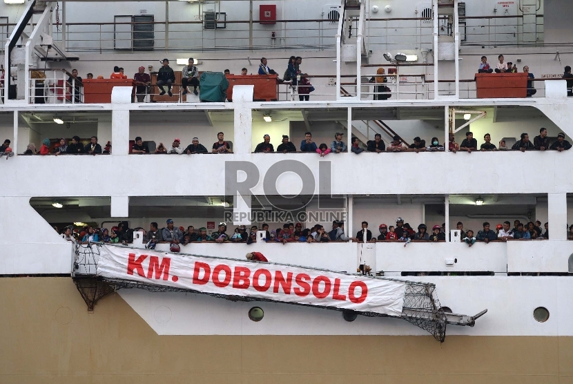  Penumpang menunggu giliran turun dari kapal Pelni KM Dobonsolo. (Republika/WIhdan)