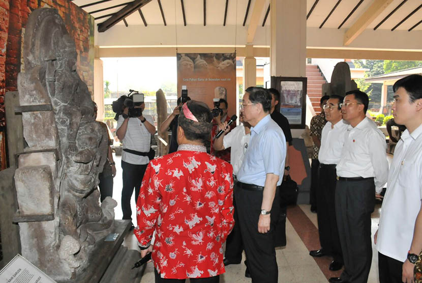   Kunjungan H.E. Mr. Yu Zhengsheng, Chairman of the National Commitee of the Chinese People's Political Consultative Conference ( CPPCC ) dan delegasi ke museum Trowulan atau museum Majapahit di Trowulan, Mojokerto, Jawa Timur. (foto :; dok. MPR RI)