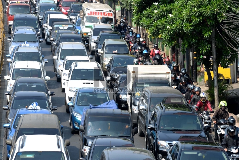  Usai libur lebaran, kemacetan lalu lintas kembali terjadi di kawasan Mampang, Jakarta Selatan, Senin (27/7).   (Republika/Wihdan)