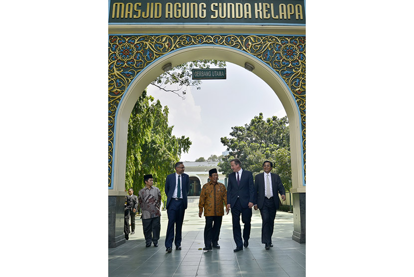 PM Inggris David Cameron (kedua kanan) didampingi Ketua Pengurus Masjid Agung Sunda Kelapa Aksa Mahmud (tengah) saat mengunjungi Masjid Agung Sunda Kelapa, Jakarta, Selasa (28/7). (Antara/Yudhi Mahatma)