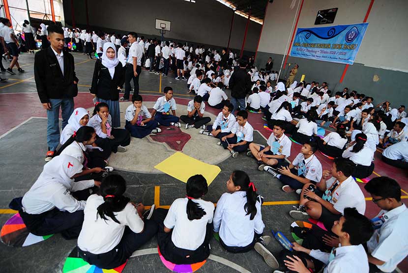  Sejumlah siswa mengikuti masa orientasi peserta didik baru tahun ajaran 2015-2016 di SMA Negeri 9 Kota Bandung, Selasa (28/7).  (foto : Septianjar Muharam)