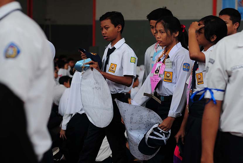  Sejumlah siswa mengikuti masa orientasi peserta didik baru tahun ajaran 2015-2016 di SMA Negeri 9 Kota Bandung, Selasa (28/7).  (foto : Septianjar Muharam)