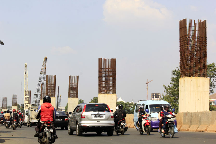  Proyek pembangunan Jalan Tol Bekasi-Cawang-Kampung Melayu (Becakayu) di Kalimalang, Jakarta Timur, Selasa (28/7).  (foto : MgROL_46)
