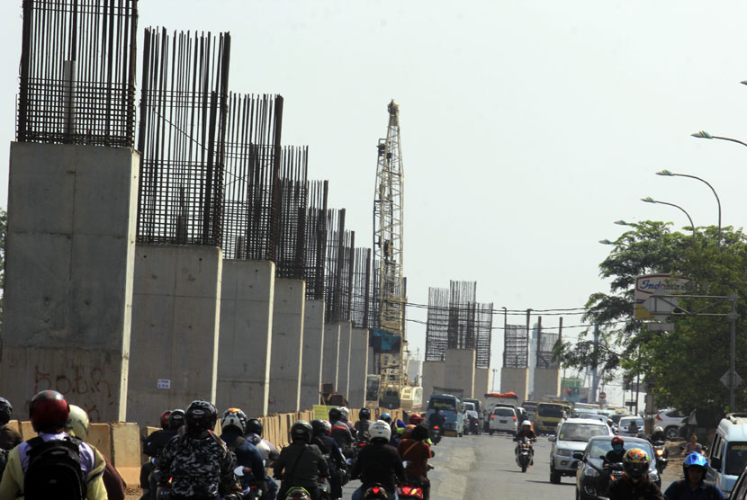  Proyek pembangunan Jalan Tol Bekasi-Cawang-Kampung Melayu (Becakayu) di Kalimalang, Jakarta Timur, Selasa (28/7).  (foto : MgROL_46)