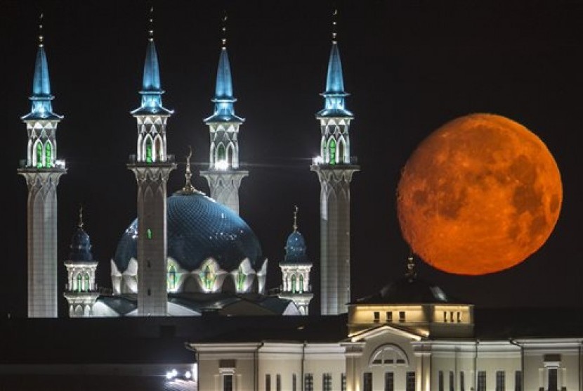  Bulan purnama penuh tampak di atas masjid Qol Sharif di Kazan Kremlin, ibukota Tatarstan , yang terletak di Sungai Volga Rusia 700 km timur Moskow , Rabu (29/7).    (AP/Denis Tyrin) 