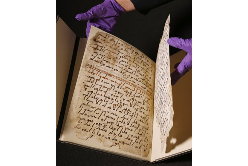  Manuskrip alquran yang ditemukan di Universitas Birmingham Inggris, yang diklaim sebagai yang tertua di dunia.  (AP/Frank Augstein)