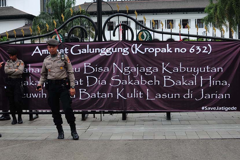 Petugas berjaga saat ada aksi tolak pengairan waduk jatigede, di depan Gedung Sate, Kota Bandung, Kamis (30/7).  (foto : Septianjar Muharam)