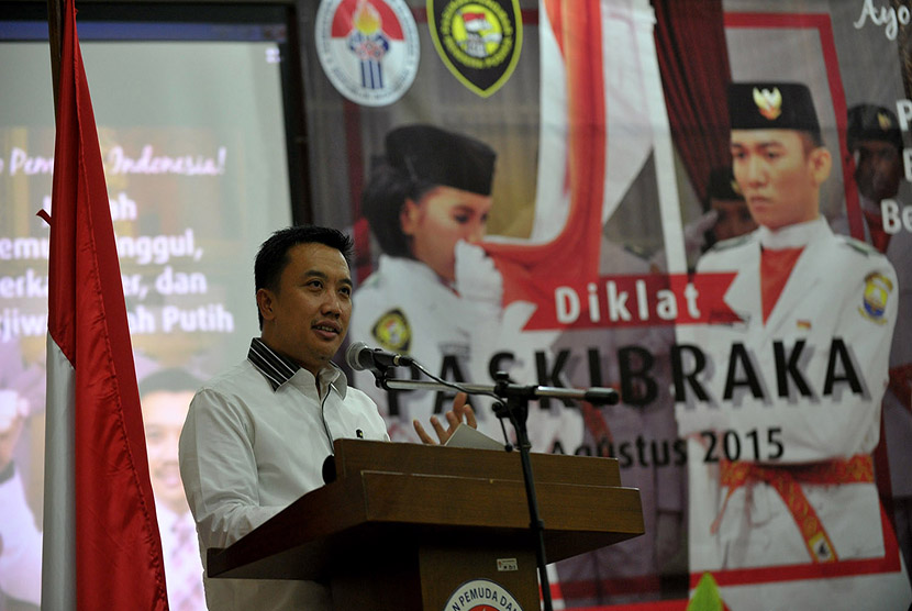 Menpora Imam Nahrawi saat membuka Pelatihan Paskibraka 2015 di Wisma Soegondo, PP-PON Cibubur, Jakarta Timur, Rabu (29/7) malam.  (foto : dok. Kemenpora)