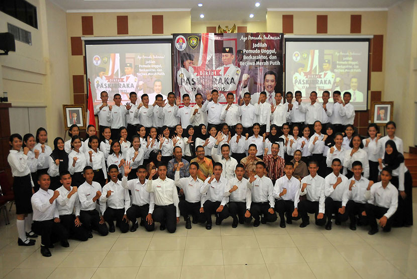 Menpora Imam Nahrawi  saat membuka dan berfoto bersama peserta Pelatihan Paskibraka 2015 di Wisma Soegondo, PP-PON Cibubur, Jakarta Timur, Rabu (29/7) malam.  (foto : dok. Kemenpora)