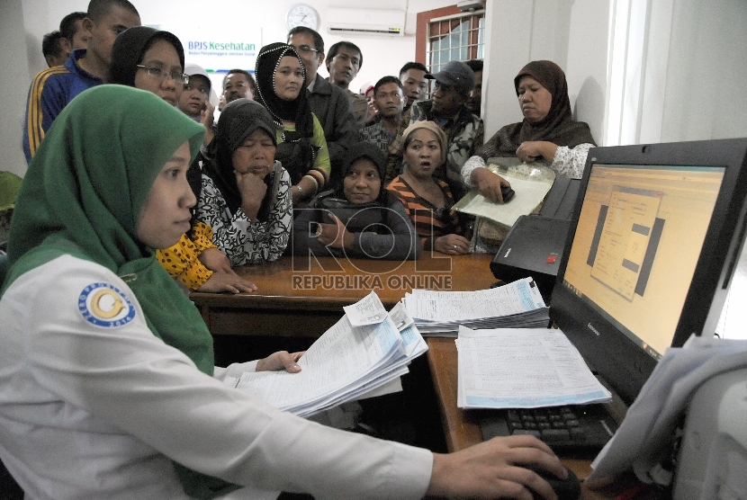Sejumlah warga antre mendaftar sebagai peserta BPJS Kesehatan di Kantor Pelayanan Askes Sukmajaya, Depok, Jabar.