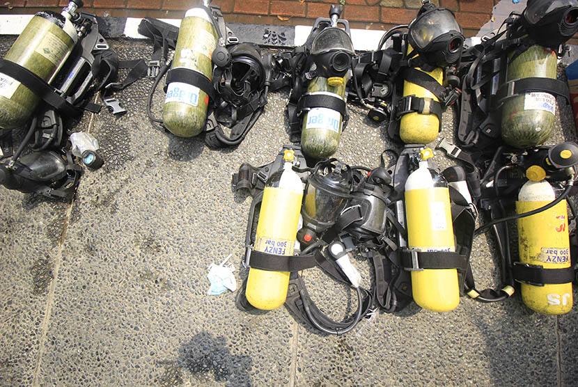 Kepolisian Republik Indonesia (Polri) menangkap enam orang pelaku penjual tabung Alat Pemadam Api Ringan (APAR) yang diubah menjadi tabung oksigen. Sebab, perbuatan para pelaku tersebut membahayakan dan merugikan konsumen. (Foto ilustrasi: Peralatan tabung oksigen pemadam kebakaran)