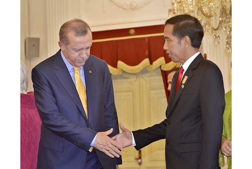   Presiden Joko Widodo (kanan) berjabat tangan dengan Presiden Turki Recep Tayyib Erdogan (kiri) saat kunjungan kenegaraan di Istana Merdeka, Jakarta, Jumat (31/7).   (Antara/Yudhi Mahatma)