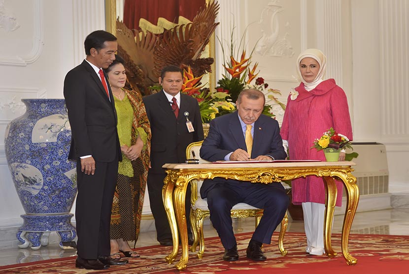  Presiden Joko Widodo (kiri) menyaksikan penadatanganan dokumen oleh Presiden Turki Recep Tayyib Erdogan (kedua kanan) saat kunjungan kenegaraan di Istana Merdeka, Jakarta, Jumat (31/7).  (Antara/Yudhi Mahatma)