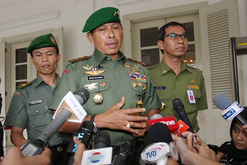 Mayjen TNI Agus Sutomo (tengah).