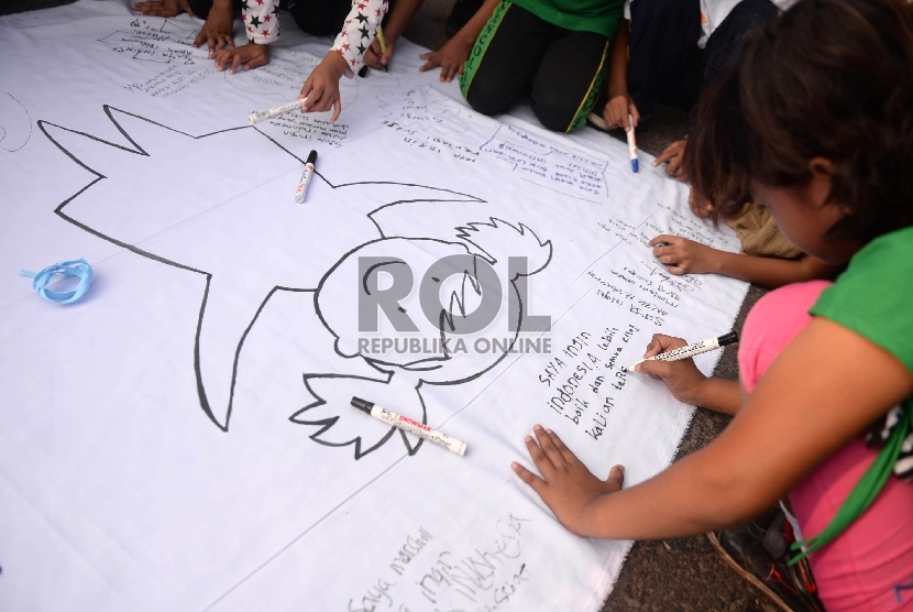 Sejumlah anak menandatangani petisi pada rangkaian Peringatan Hari Anak Nasional (HAN) 2015 di Hari Bebas Kendaraan Bermotor, Jakarta, Ahad (2/8). (Republika/Wihdan)