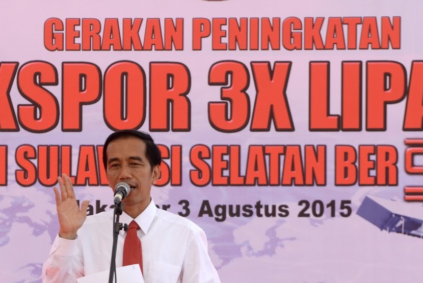 Presiden Joko Widodo menyampaikan sambutan saat peresmian Gerakan Peningkatan Ekspor Tiga Kali Lipat di Terminal Peti Kemas Pelabuhan Soekarno Hatta, Makassar, Sulawesi Selatan, Senin (3/8).