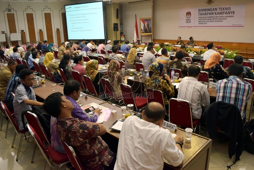 Sejumlah perwakilan Anggota KPU Provinsi/KIP Aceh dari seluruh Indonesia mengikuti Bimbingan Teknis (Bimtek) Tahapan Kampanye Pilkada di Gedung KPU RI, Jakarta, Rabu (29/7). 