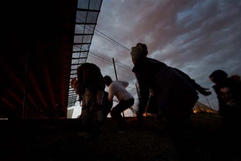  Ribuan migran berusaha menyeberang secara ilegal ke Inggris, di Prancis utara, Calais, Senin (3/8).  (AP/Emilio Morenatti)