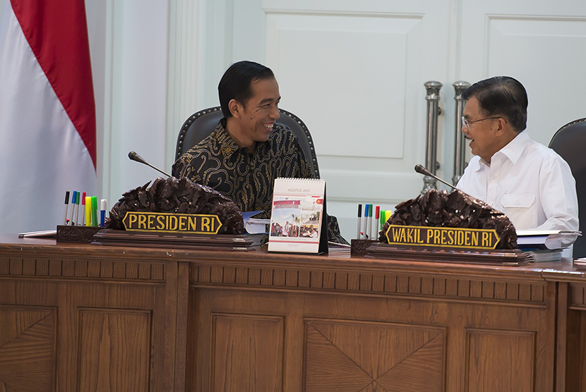  Presiden Joko Widodo (kiri) berbincang dengan Wapres Jusuf Kalla (kanan) sebelum memimpin sidang kabinet paripurna di Kantor Kepresidenan, Jakarta, Selasa (4/8).  (Antara/Widodo S. Jusuf)